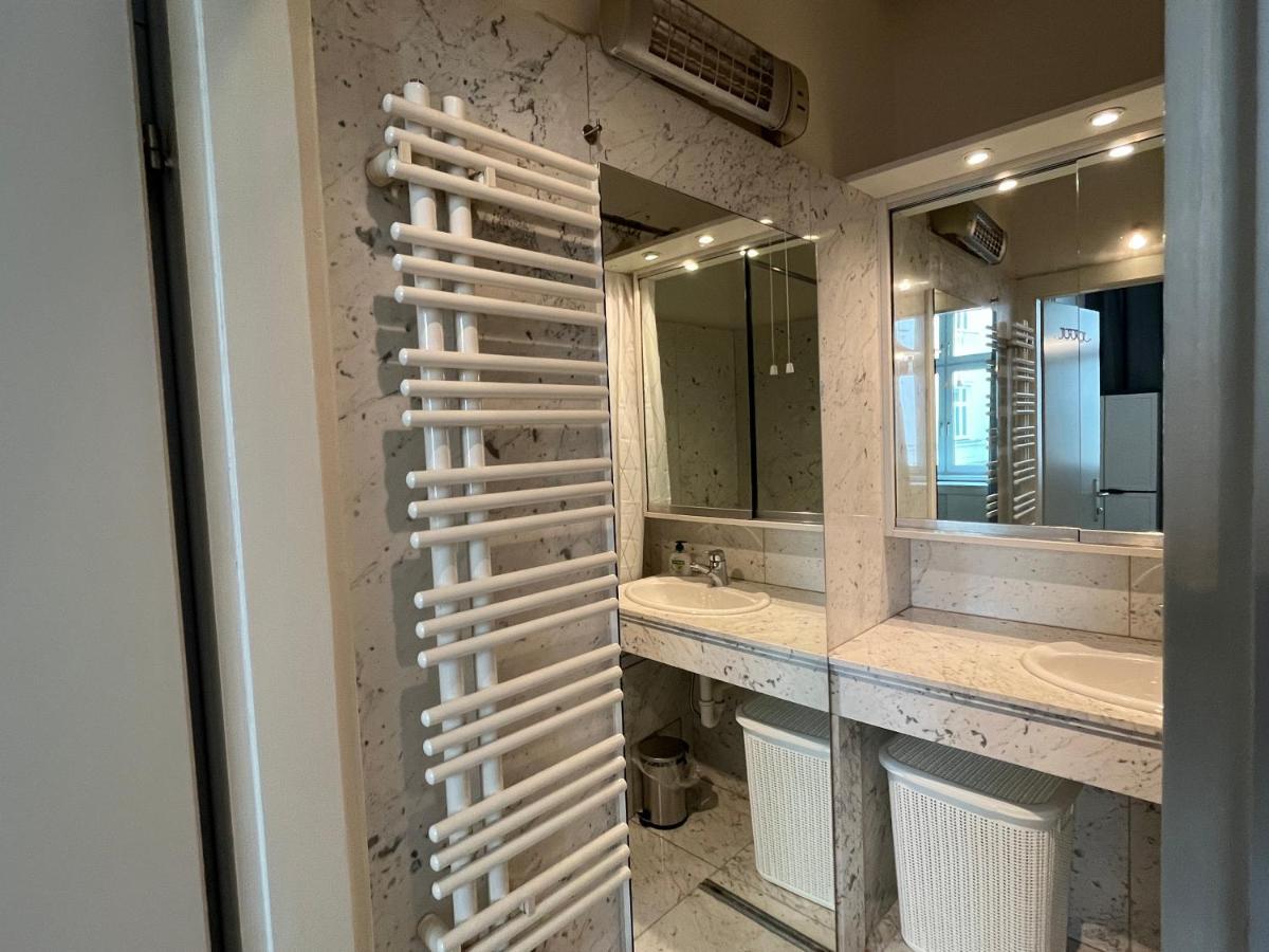 Stylish Apt Near Urania 1br Wien